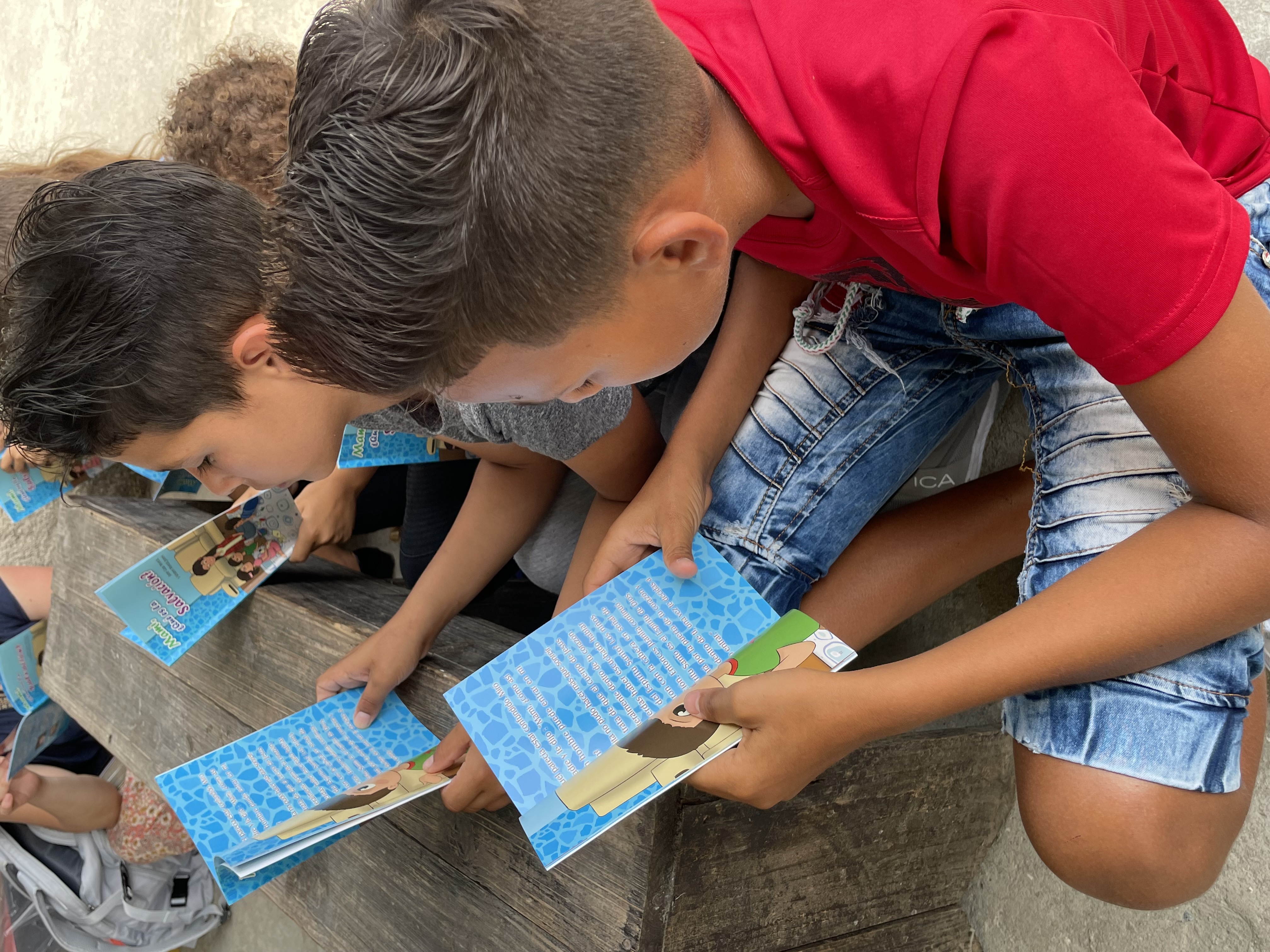 Children reading the Spanish edition of Jesus in My Heart